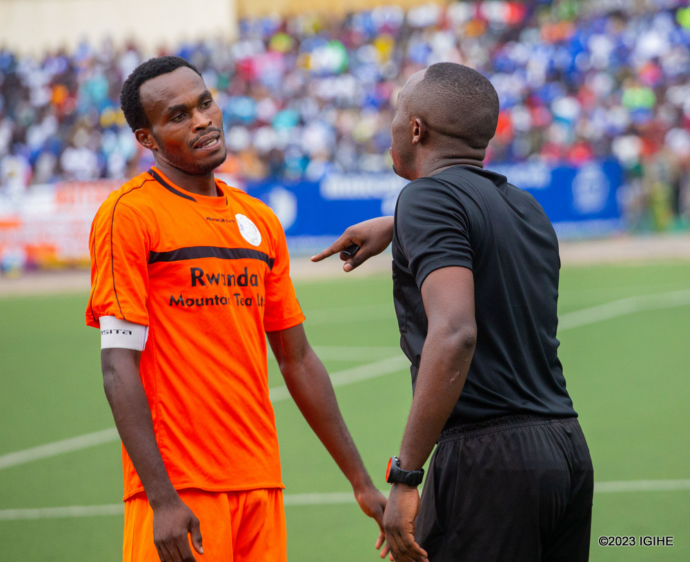 Kapiteni wa Rutsiro FC, Hitimana Jean Claude abwira umusifuzi ko batari kubabanira