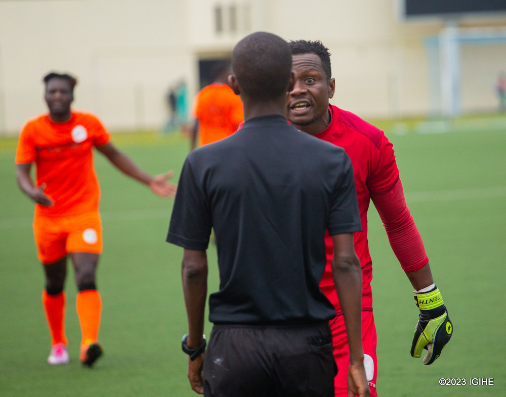 Umunyezamu wa Rutsiro FC, Umunye-Congo, Tchomba Musikila Delphin abwira umusifuzi wa kane ibiri kubabaho