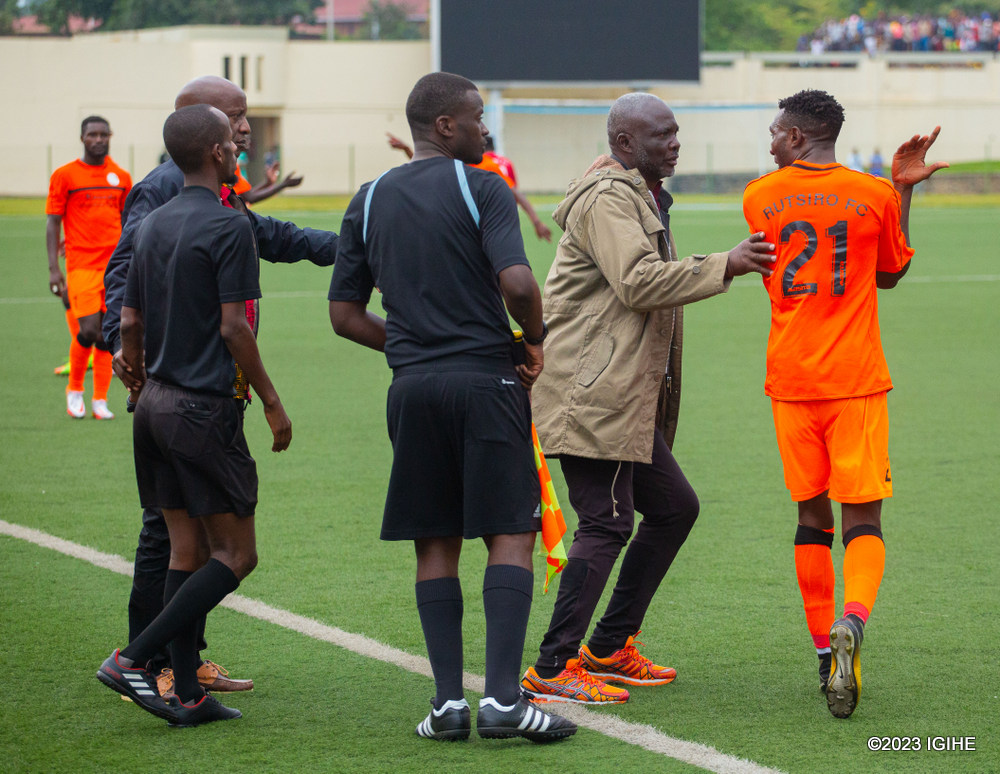 Umutoza wa Rutsiro FC, Umurundi Okoko Godfroid yigizayo umukinnyi we Jules Watanga ngo atabona ikarita ku bwo gusagarira umusifuzi