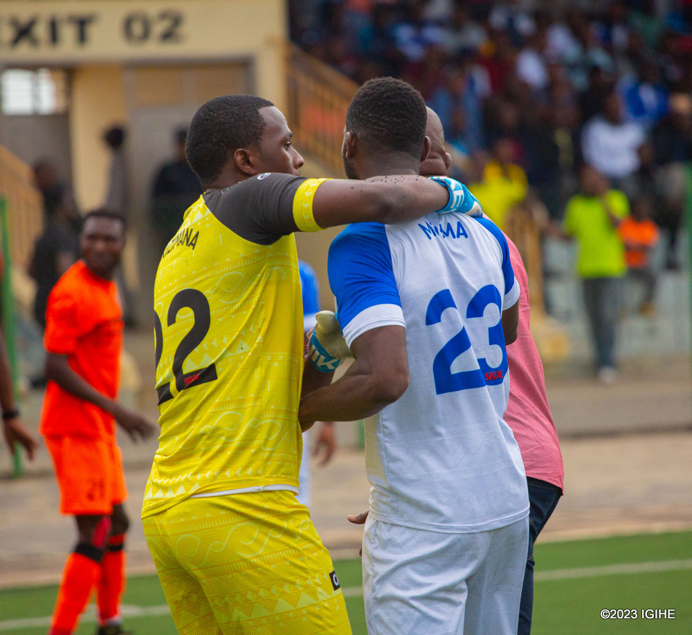 Umunyezamu Hakizimana Adolphe aganira na Mitima nyuma yo gukorera ikosa kuri Kwizera wa Rutsiro FC