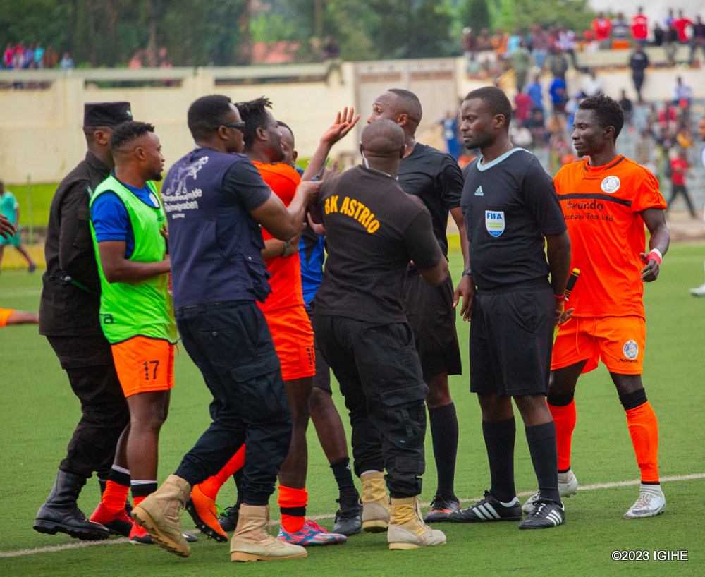 Nyuma y'umukino, abakinnyi ba Rutsiro FC basagariye abasifuzi