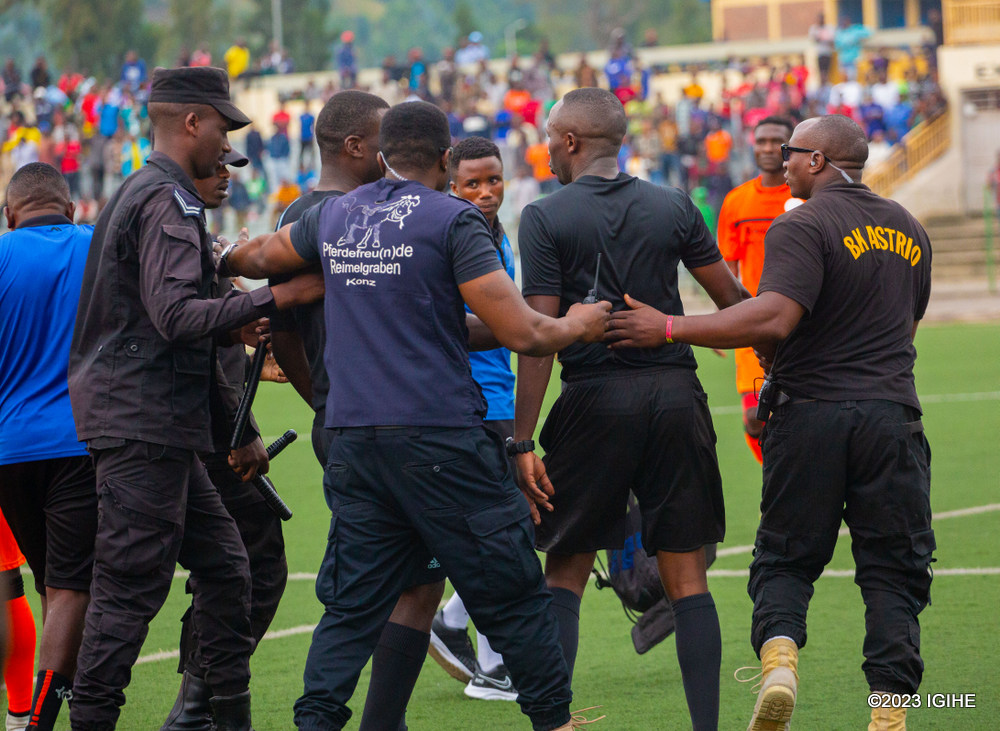 Polisi y'Igihugu n'abari bashinzwe umutekano kuri Stade bafashije abasifuzi barimo uwo hagati Ngabonziza Jean Paul ntiyagerwaho n'abakinnyi ba Rutsiro bari bariye karungu