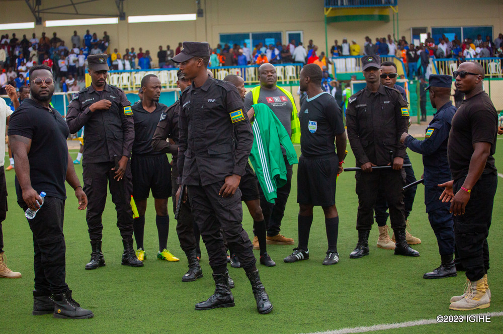 Abashinzwe umutekano batinze mu kibuga gato ngo abakinnyi ba Rutsiro FC babanze bagende babone guherekeza abasifuzi mu rwambariro