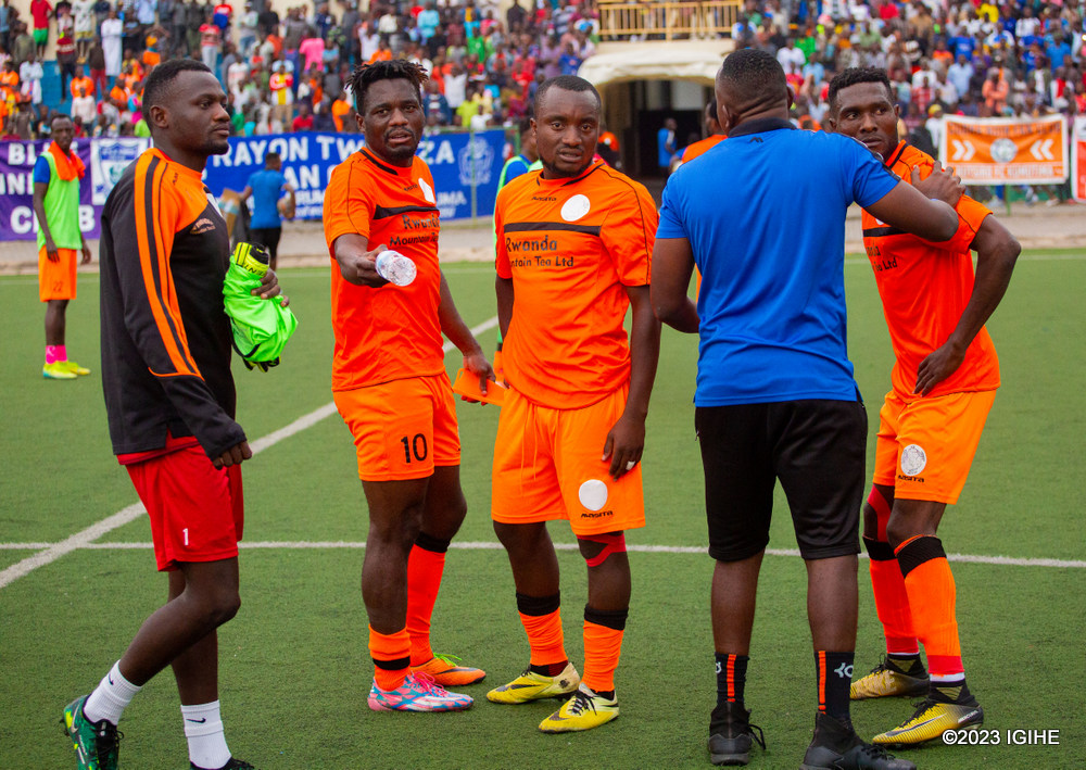 Abakinnyi ba Rutsiro FC barimo Mumbele Malekidogo na Jules Watanga bagiriwe inama n'umutoza w'abanyezamu ko bareka gusagarira abasifuzi