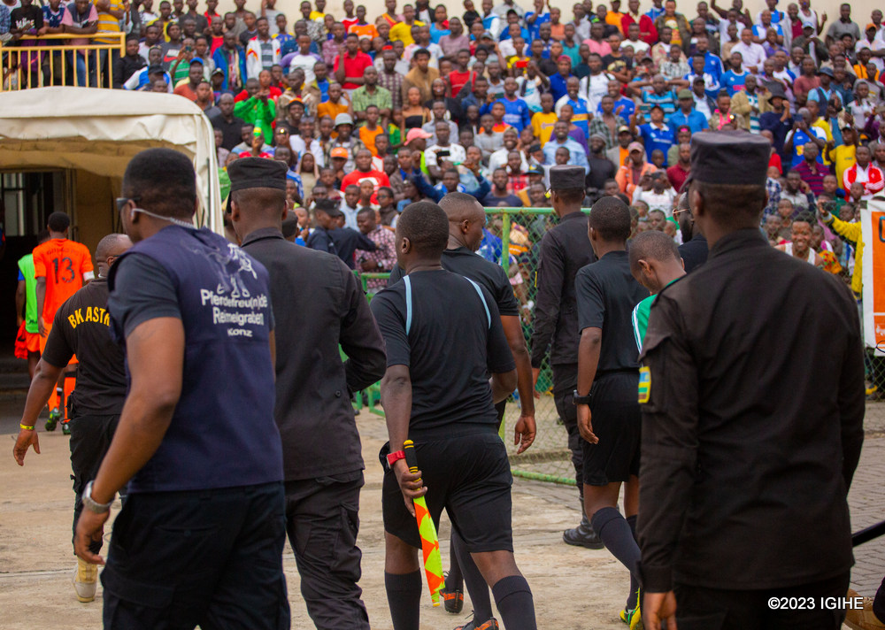 Ubwo baganaga mu rwambariro ntiborohewe n'ibitutsi by'abafana ba Rutsiro FC bari bariye karungu