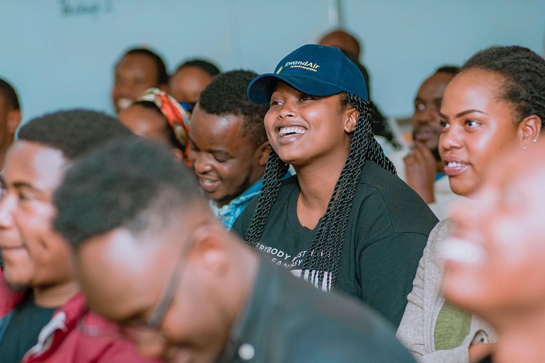 Benshi akanyamuneza kari kose kubera urwenya rwisukiranyaga umunota ku wundi