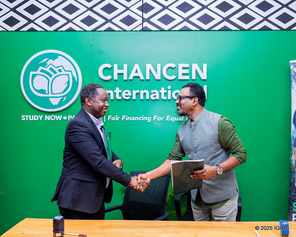 Umuyobozi wa Chancen International, Ross Nathan (iburyo) n'Umuyobozi wa Kaminuza ya ICK, Fr. Prof. Fidèle Dushimimana, nyuma yo gushyira umukono ku masezerano y'imikoranire