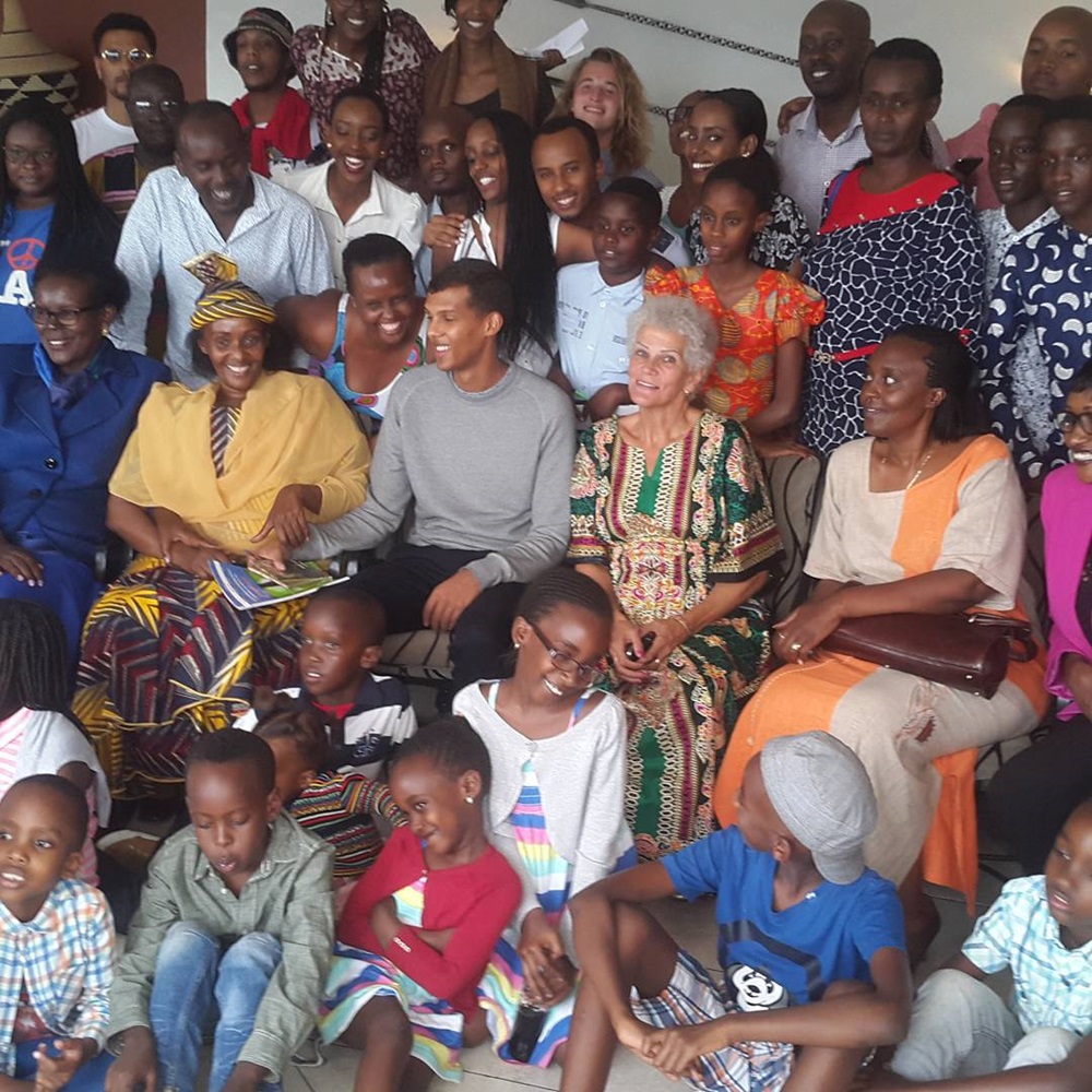 Stromae yavuye mu Rwanda asuye abo mu muryango we