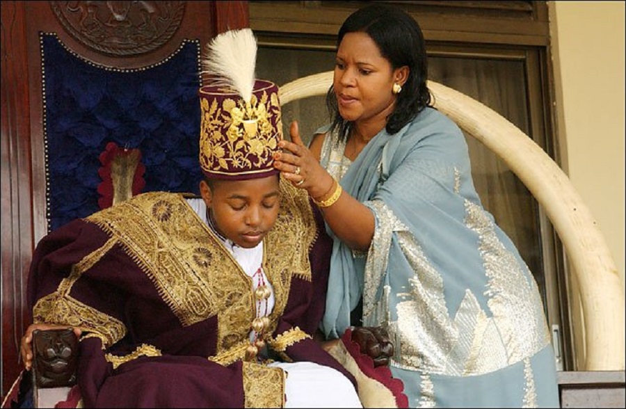 Umwami Oyo yimye ingoma akiri muto bituma amara igihe kinini abafashwa na nyina mu mitegekere