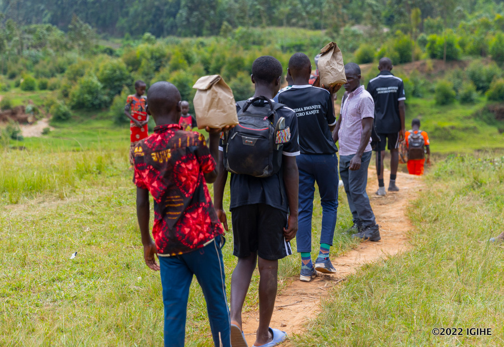 Abana ubwo batahaga bamaze kwakira impano y'Ubunani bazimaniwe na Umuri Foundation