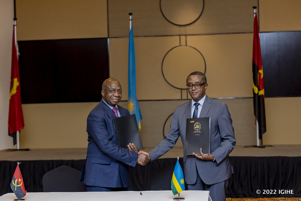 Minisitiri w’Ububanyi n’Amahanga n’Ubutwererane, Dr Vincent Biruta na mugenzi we wa Angola, Amb. Tete Antonio ubwo impande zombi zashyiraga umukono ku masezerano y'ubufatanye mu nzego zitandukanye, muri Mata uyu mwaka