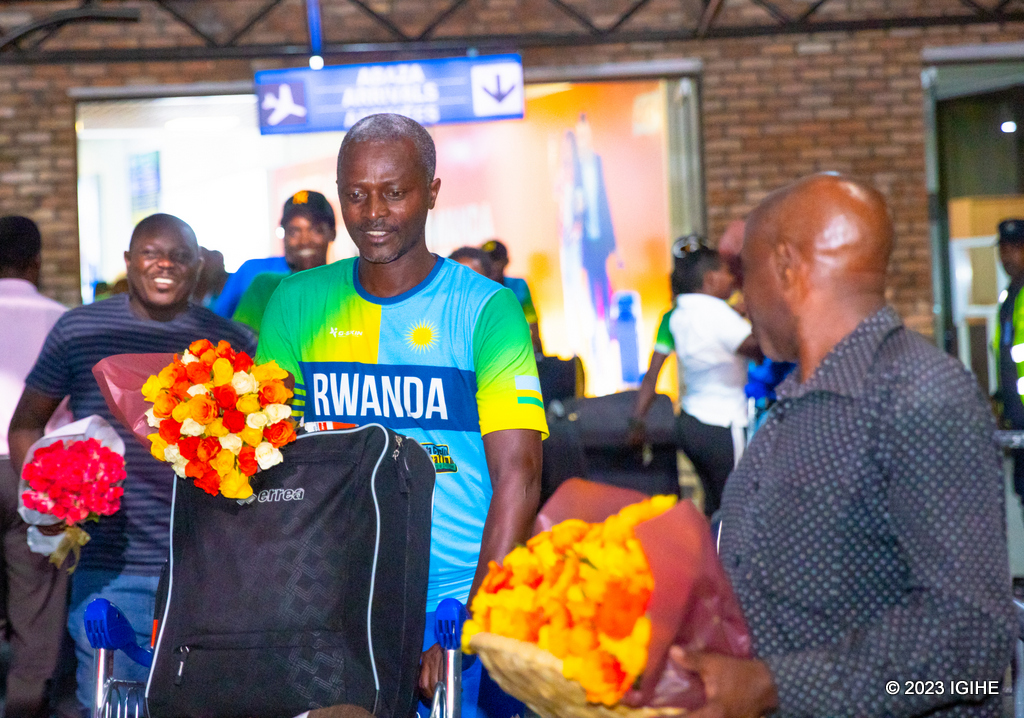 Ubwo umutoza Sempoma Félix yasohokaga mu Kibuga Mpuzamahanga cy'Indege cya Kigali i Kanombe