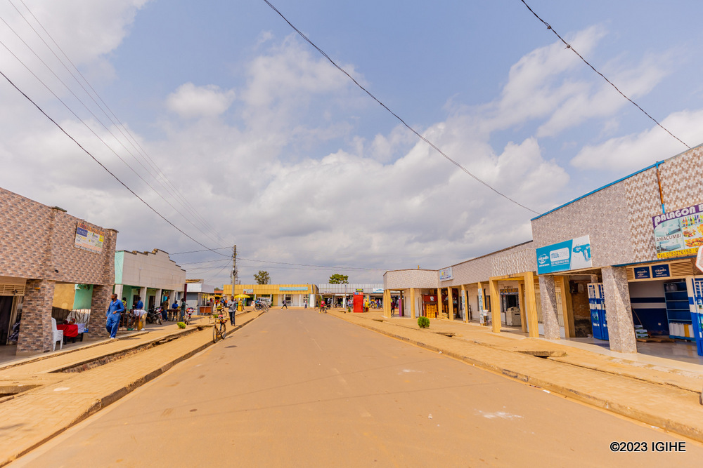 Hano ni mu gace k'ubucuruzi hafi y'umuhanda Nyamata-Kigali