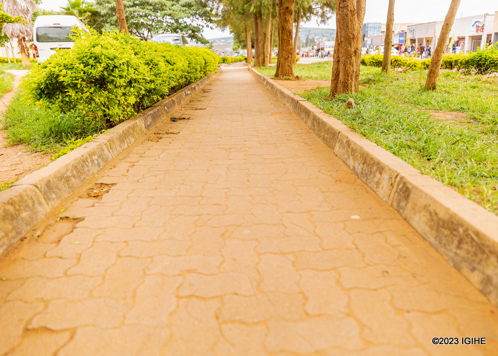 Inzira z'abanyamaguru mu isantere ya Nyamata