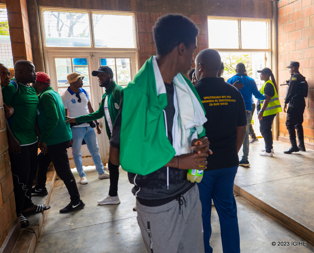 Bapfaga Myugariro Ndayishimiye Thierry wazanye na Kiyovu Sports atambaye imyenda y'Ikipe
