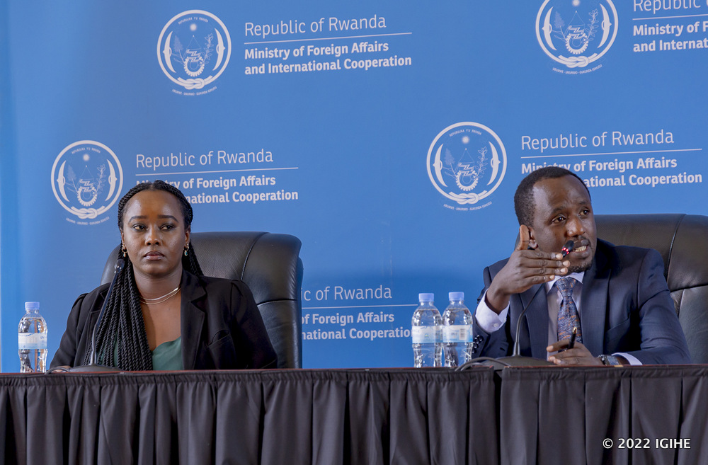 Habinshuti (iburyo) yavuze ko umwimukira utazishimira kuba mu Rwanda azafashwa gusubira iwabo, cyangwa kujya mu kindi gihugu kizemera kumwakira