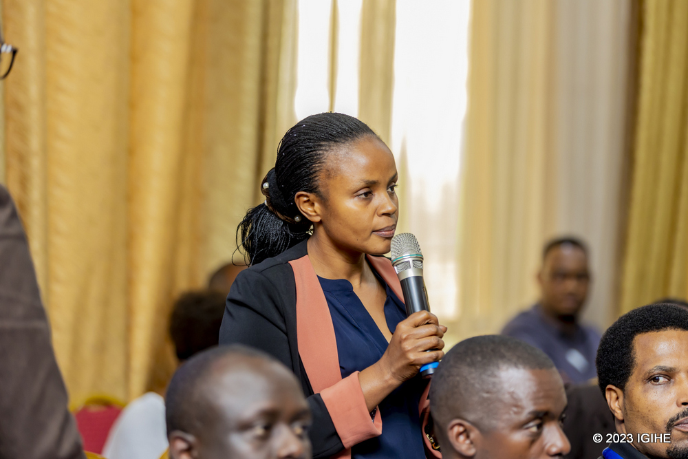 Umwe mu batanze ibitekerezo agaragaza ibyakorwa kugira ngo abakozi bakore bishimye