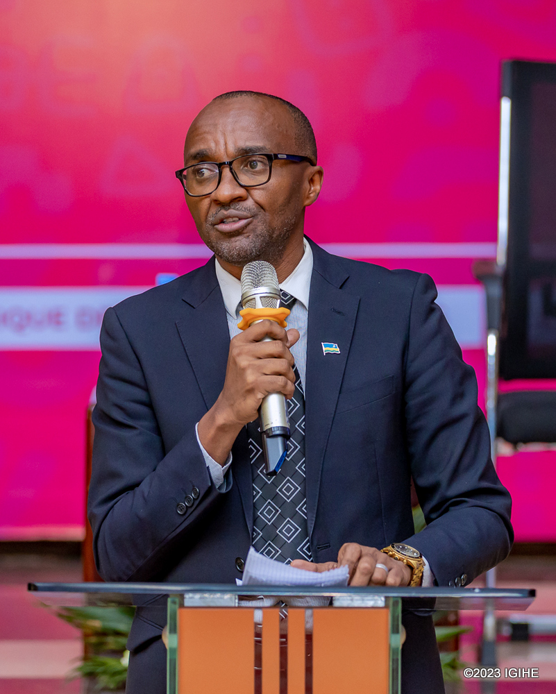 Dr Buchanan Ismael yagaragaje ko nta terambere ryagerwaho, abagore batarigizemo uruhare