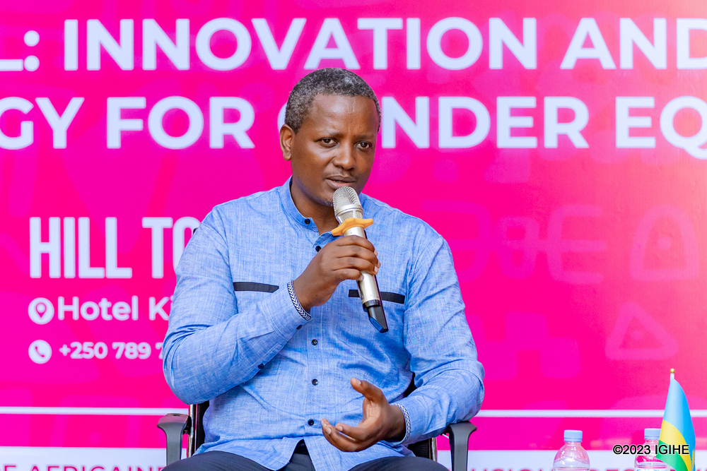 Dr Nzeyimana Emmanuel wa DOT Rwanda yagaragaje ko hakiri icyuho ku bagore bakoresha ikoranabuhanga