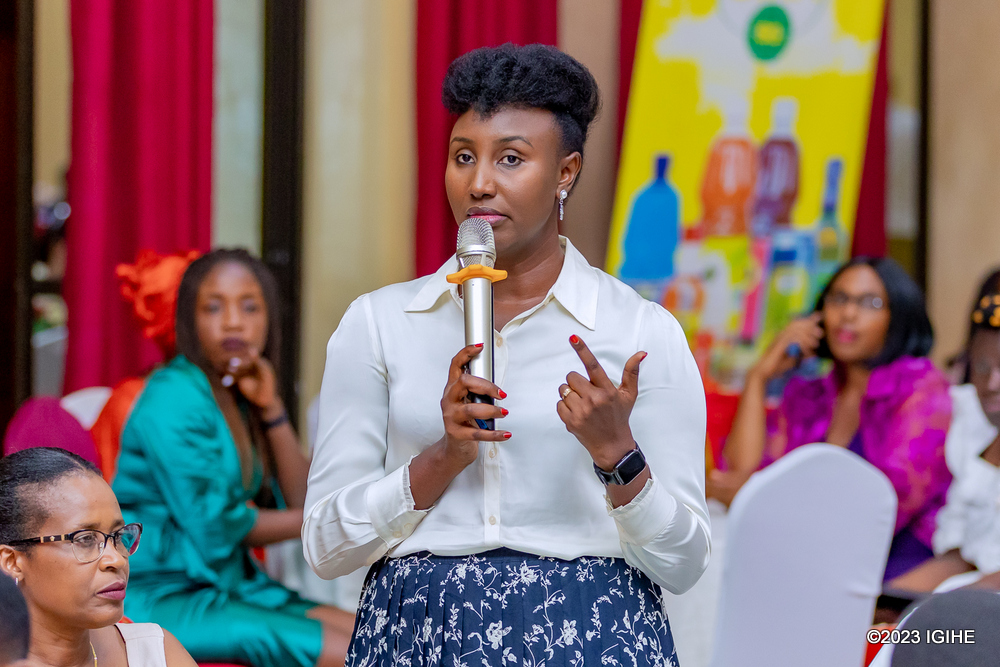 Bernadette Munyana ushinzwe iterambere ry’umugore muri Minisiteri y’Uburinganire no guteza imbere umuryango, atanga igitekerezo