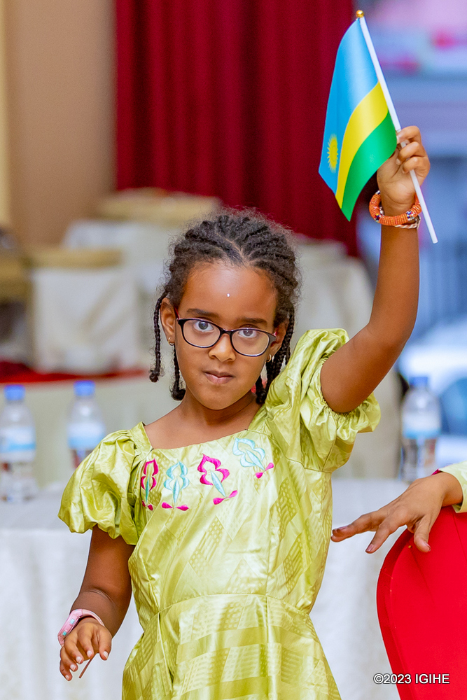 Uyu mwana yanyuzwe n'ibi birori, arabigaragaza