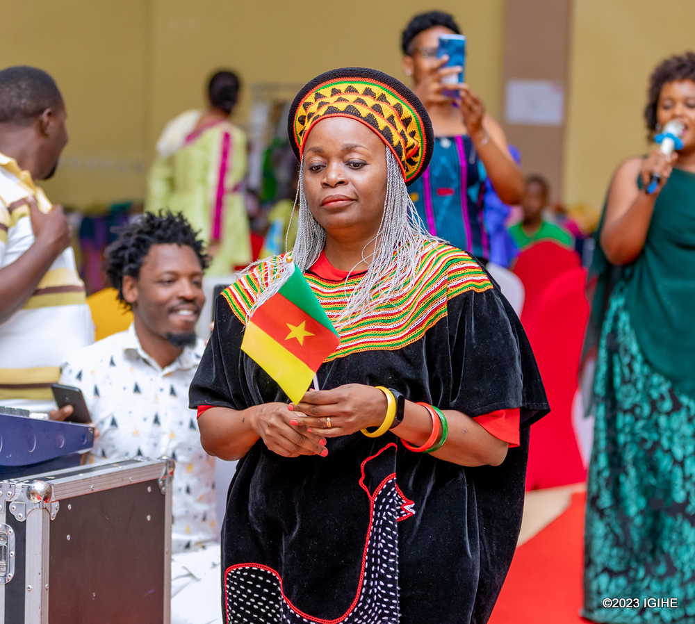 Umwe mu bagore bo muri Senegal agaragaza ibikorerwa iwabo