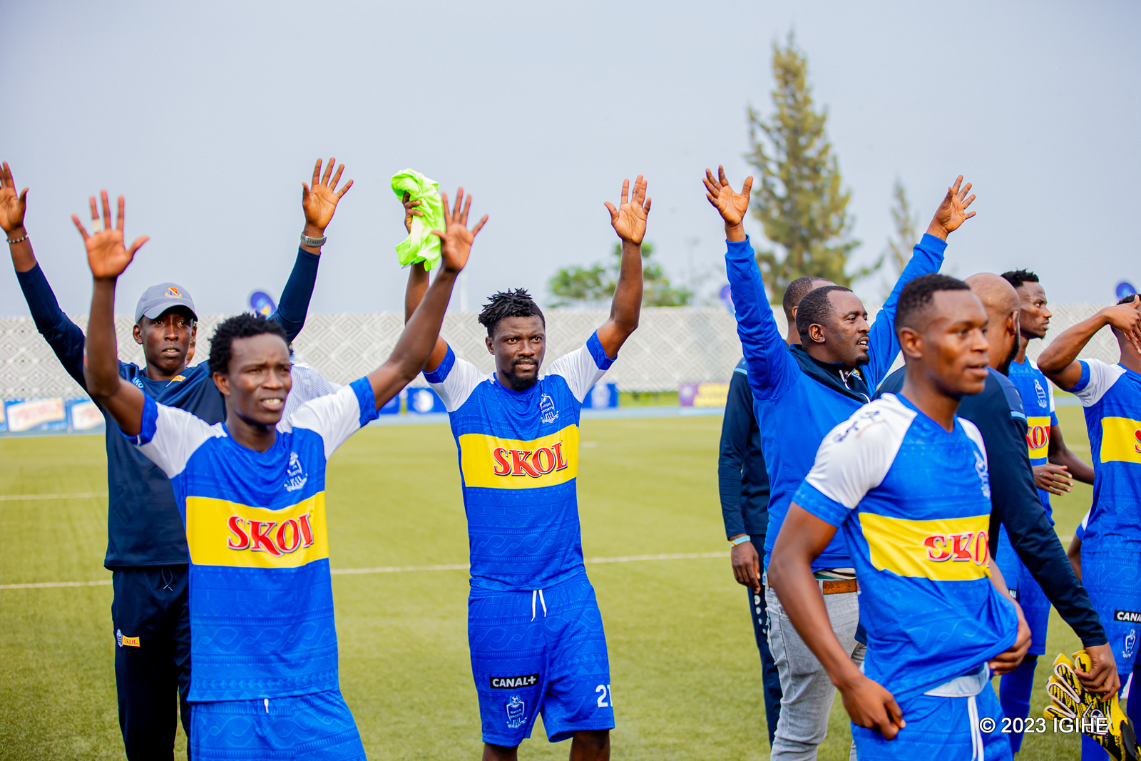 Luvumbu yari mu bakinnyi ndetse n'abakozi ba Rayon Sports bashimiye abakunzi bayo nyuma yo kubashyigikira bagatahana intsinzi bakuye ku mukeba w'ibihe byose