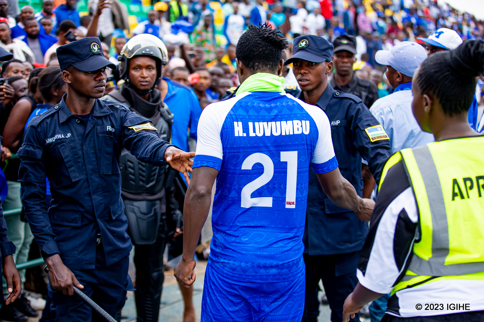 Yabujijwe na Polisi kwegera abafana bari bamuhamagaye kugira ngo bidateza umutekano muke