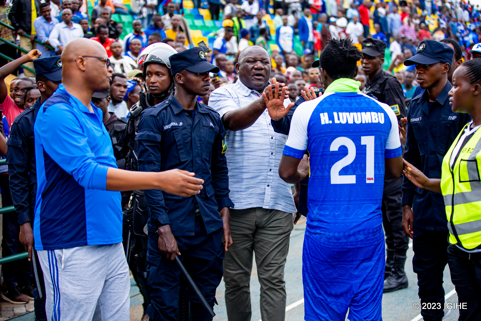 Aha niho haziye abakozi ba FERWAFA na bo bunga murya Polisi basaba Luvumbu kuva imbee y'abafana agakurikira abandi bari bari kujya mu rwambariro