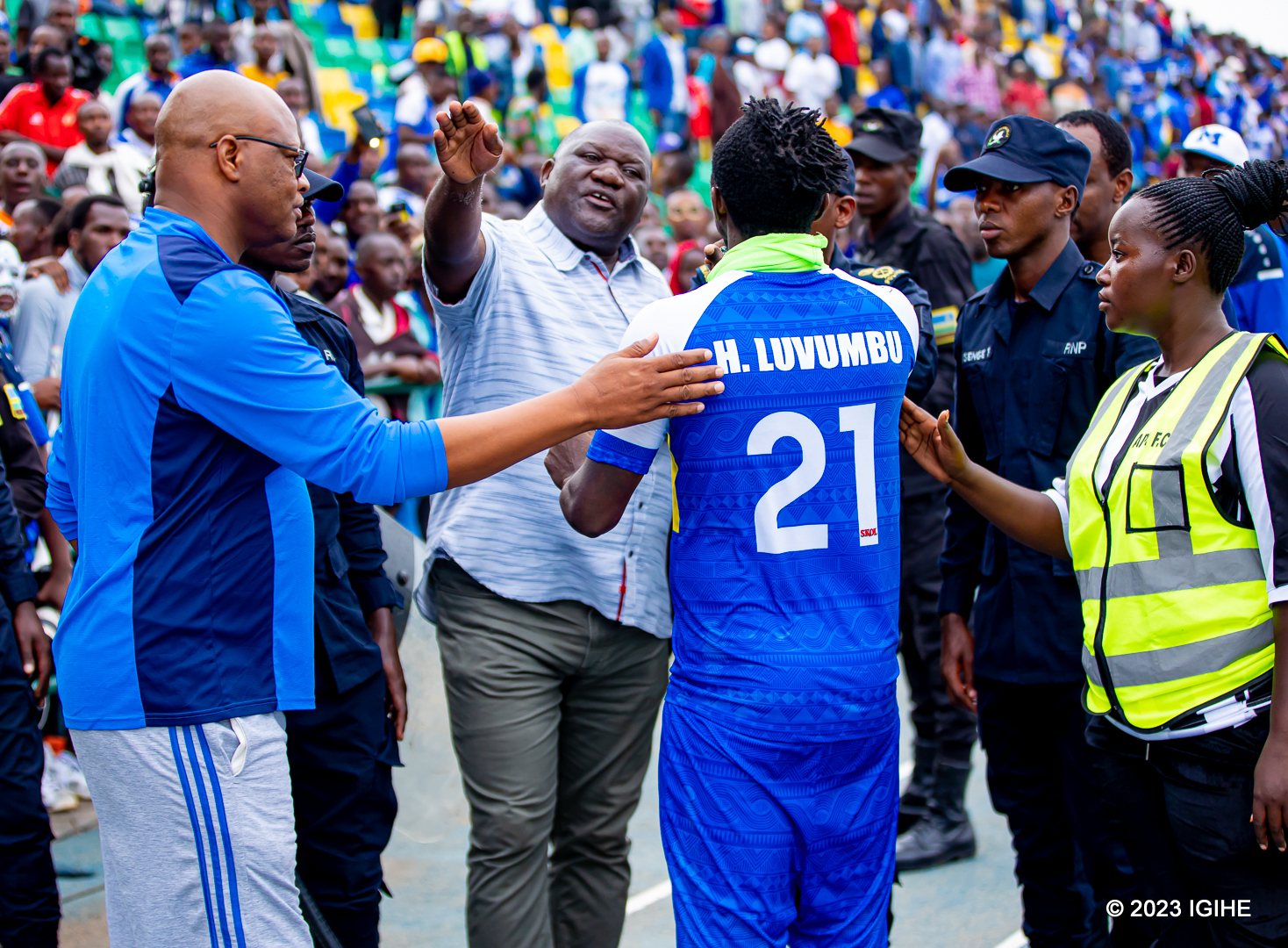 Komiseri w'Umukino wahuje APR FC na Rayon Sports, Munyangoga Apollinaire (hagati) n'Umukozi wa FERWAFA ushinzwe umutekano Sued (ibumoso) basaba Luvumbu kuva imbere y'abafana agakomezanya na bagenzi be mu rwambariro