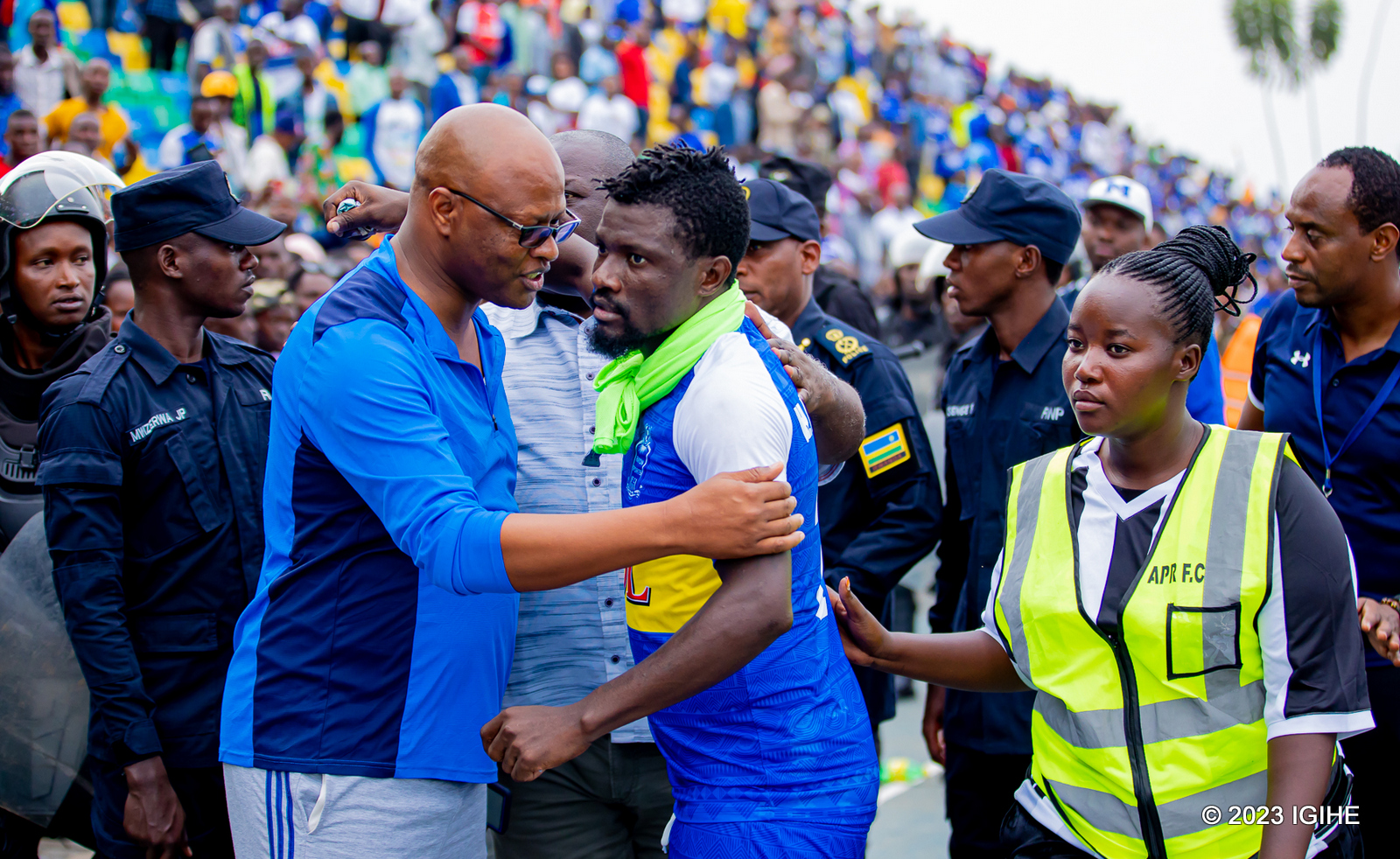 Sued aguyagguya Luvumbu ngo yemere kuva imbere y'abafana