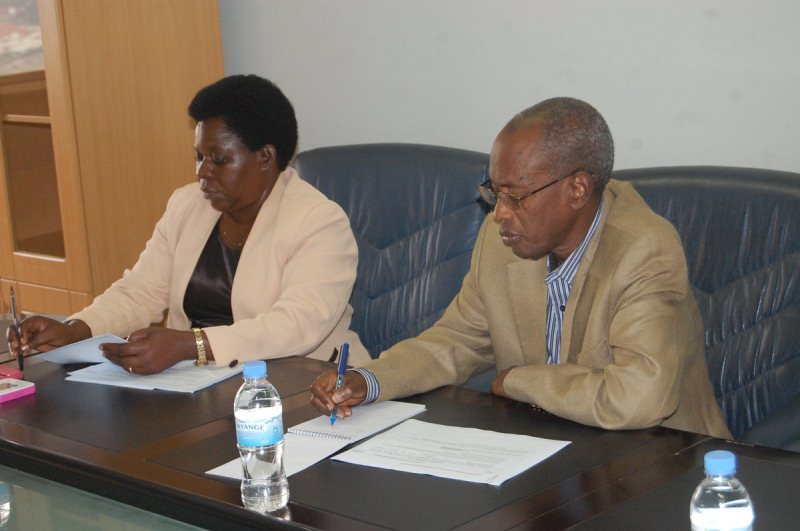 Senateri Nkusi Laurent (iburyo) na Mukankusi Perrine bagaragaje ko ikibazo cy'ubucucike muri za kaminuza kikibangamiye ireme ry'uburezi