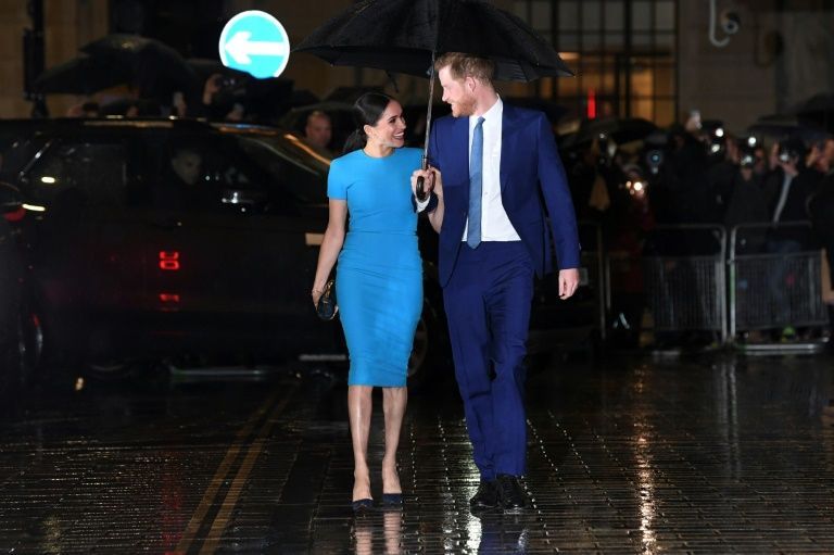 Mu buryo bwemewe n’amategeko Igikomangoma Harry n’umugore we Meghan biyambuye inshingano bari bafite mu muryango w’ubwami bw’u Bwongereza
