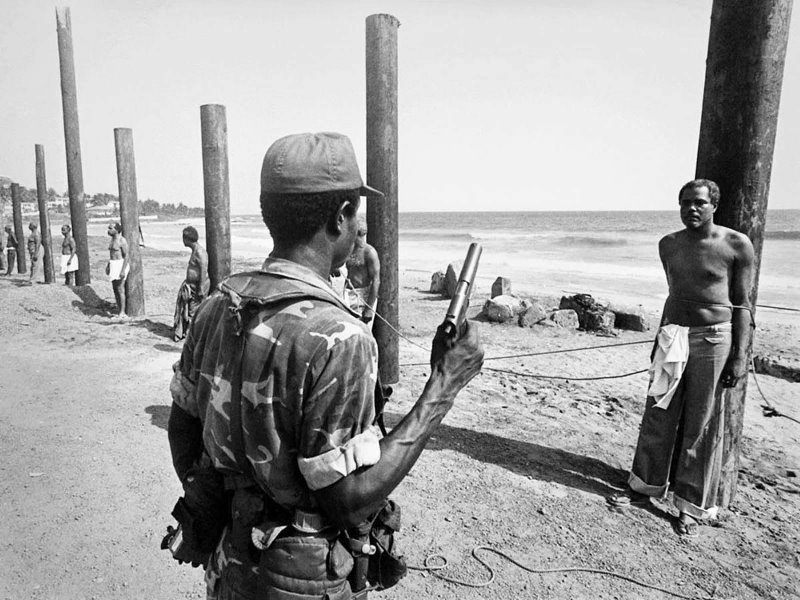 Umusirikare wa Liberia yiteguye kumisha amasasu kuri Minisitiri Cecil Dennis, umwe mu bari bagize guverinoma...