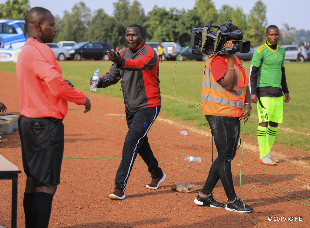 Umutoza Banamwana Camarade yahise ajya kubwira umusifuzi wa kane ko icyemezo cya mugenzi we kitaboneye