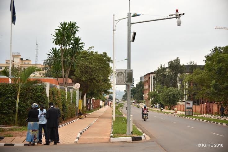 Camera uko igaragara uhereye hasi hafi na Marriot Hotel