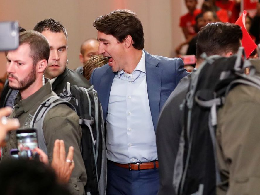 Minisitiri w’Intebe wa Canada, Justin Trudeau, yagaragaye yambariye ikote ritamenwa n'amasasu imbere y'ishati arangije arenzaho ikoti risanzwe