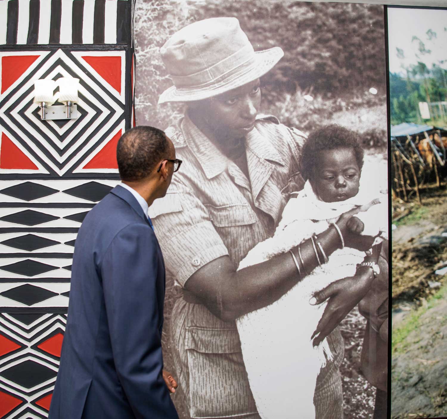Perezida Kagame yitegereza Intaramirwa Daphrose ateruye umwana mu gihe cy'urugamba rwo kubohora igihugu
