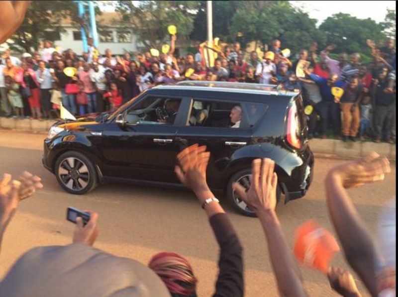 Akigera muri Uganda, Papa yagiye mu modoka iciriritse