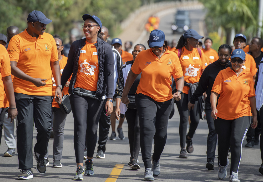 Madamu Jeannette Kagame yagendaga aganira n’abarimo Minisitiri wa Siporo, Munyangaju Aurore Mimosa na Meya w’Umujyi wa Kigali, Pudence Rubingisa