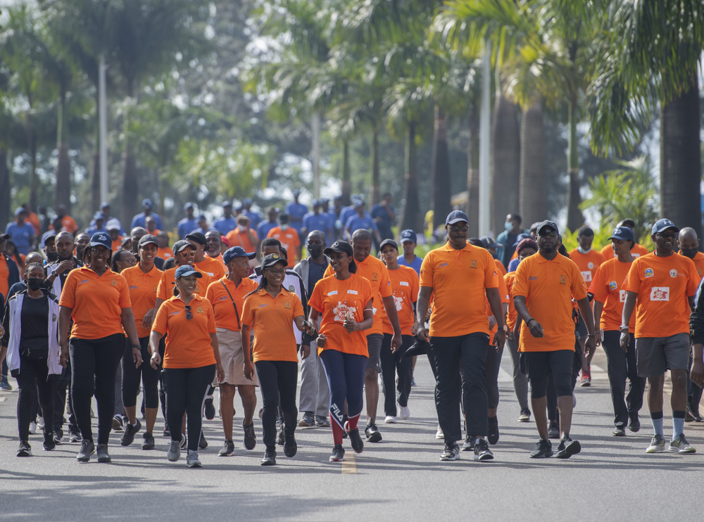 Madamu Jeannette Kagame yifatanyije n’abaturage bo mu bice bitandukanye bya Kigali muri ‘Car Free Day’ yahaye umwihariko ubukangurambaga bwo kurwanya ihohoterwa rishingiye ku gitsina