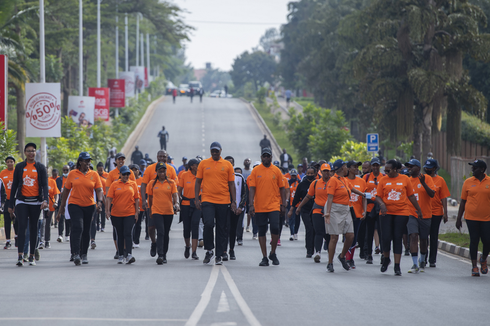 Abitabiriye siporo bari bambaye imyambaro iri mu ibara rya ‘Orange’, rikoreshwa mu kugaragaza ko kurwanya ihohoterwa rishingiye ku gitsina bishoboka iyo imbaraga zahujwe