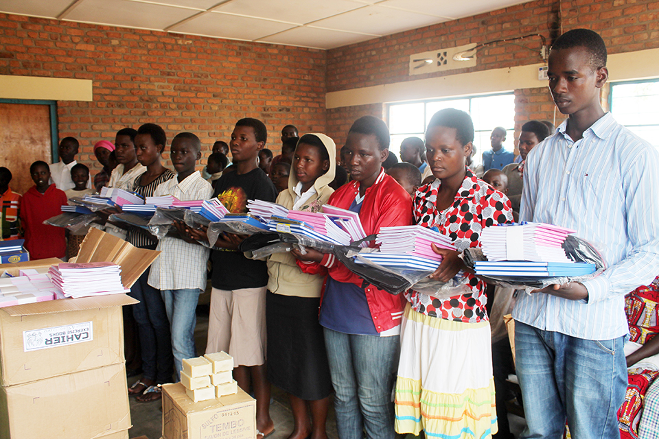 Caritas Rwanda inatanga umusanzu mu myigire y'abanyeshuri ibaha ibikoresho bitandukanye