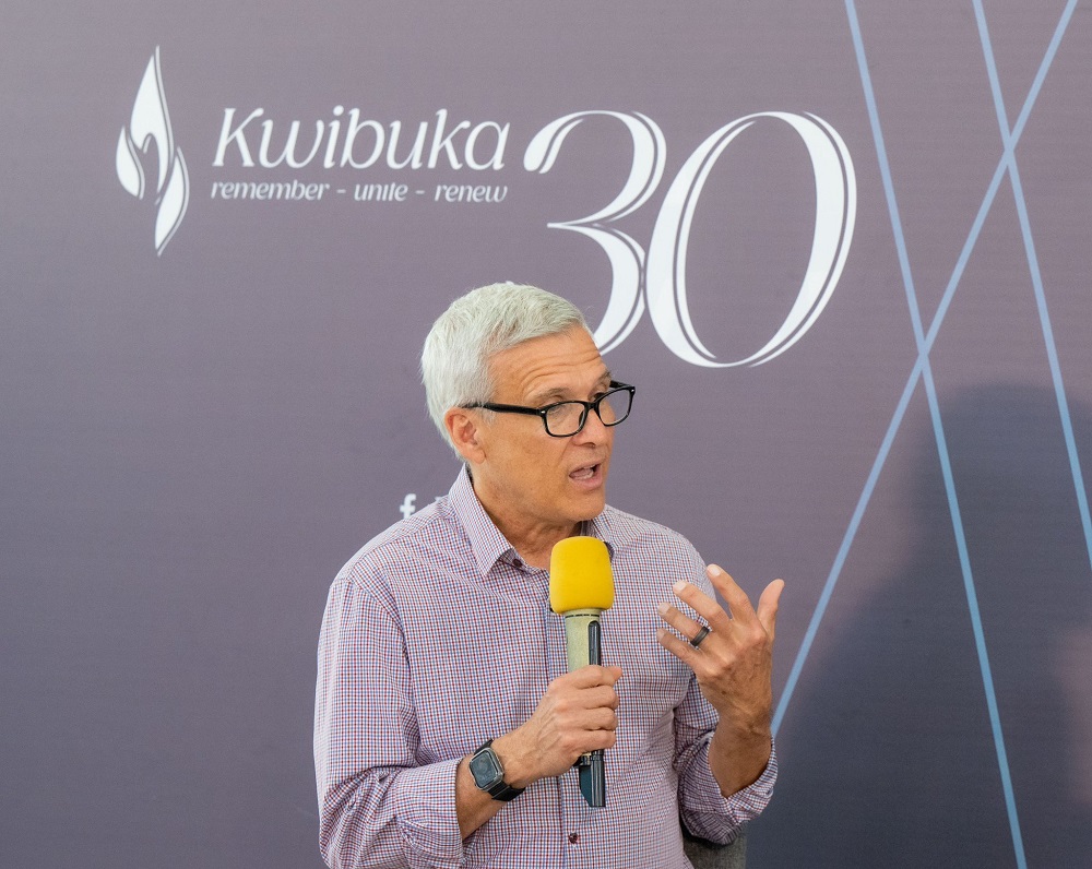 Carl Wilkens yasobanuye ko yafataga Abanyarwanda nk'abagize umuryango we