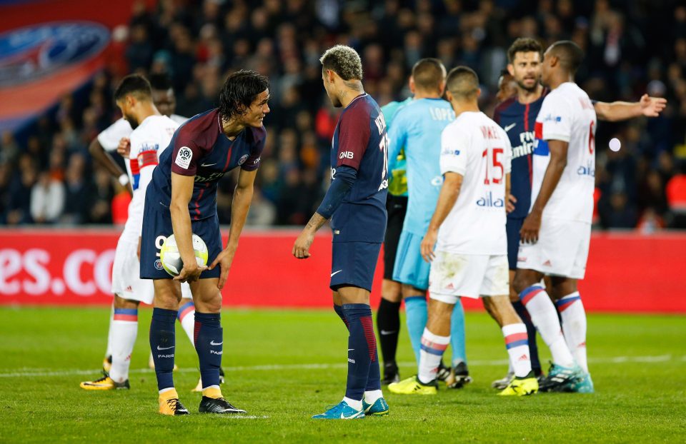 Edinson Cavani (ufite umupira) yateye penaliti amaze kuyirwanira na Neymar Jr