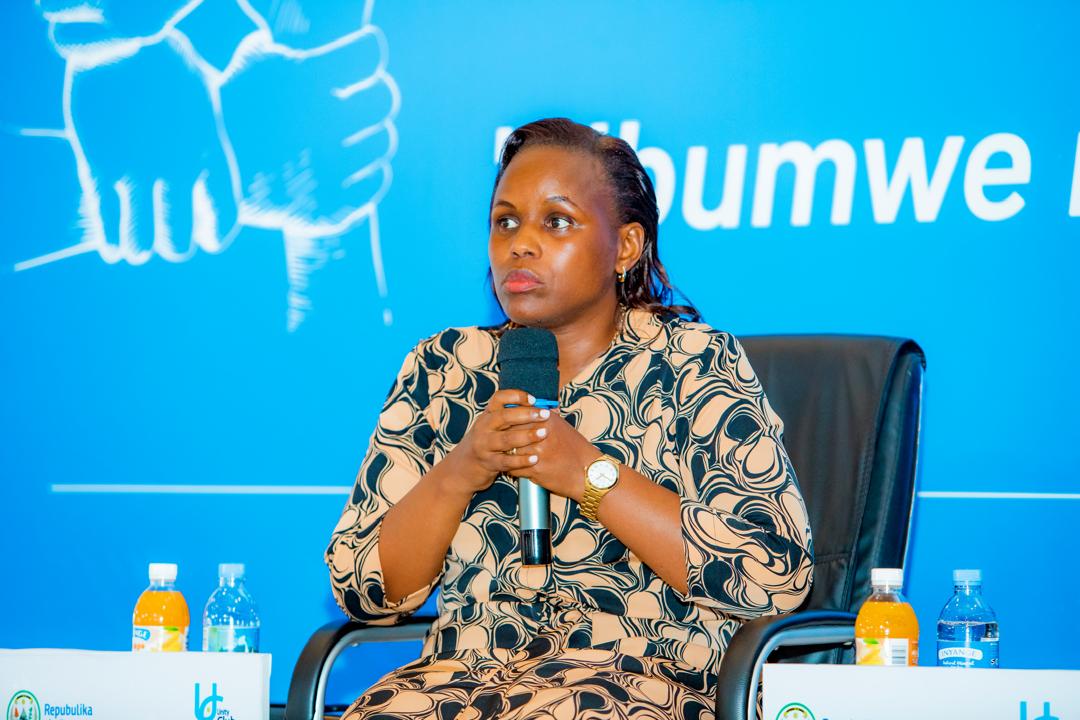 Depite Uwineza Beline yavuze uburyo yize amategeko agamije kuzacira imanza abakoze Jenoside ashimira ubuyobozi bwiza bwamwigishije imyumvire yari afite igahinduka