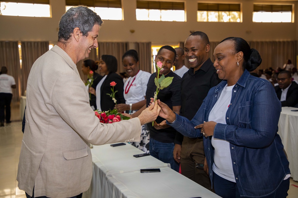 Umuyobozi Mukuru wa REG, Ron Weiss, atanga indabo ku bagore bakora muri sosiyete ayoboye. Iki gikorwa cyabaye ku wa 6 Werurwe 2020