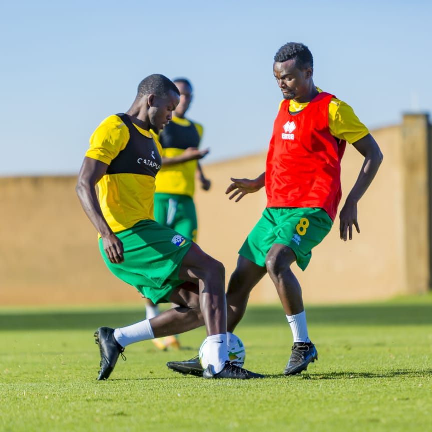Manishimwe Djabel ahangana na Mutsinzi Ange Jimmy babanye mu ikipe ya APR FC na Rayon Sports