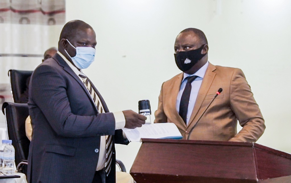 Rev Karuranga Ephrem (iburyo) ahererekanya ububasha na Pasiteri Ndayizeye Isaïe wamusimbuye ku buyobozi bwa ADEPR