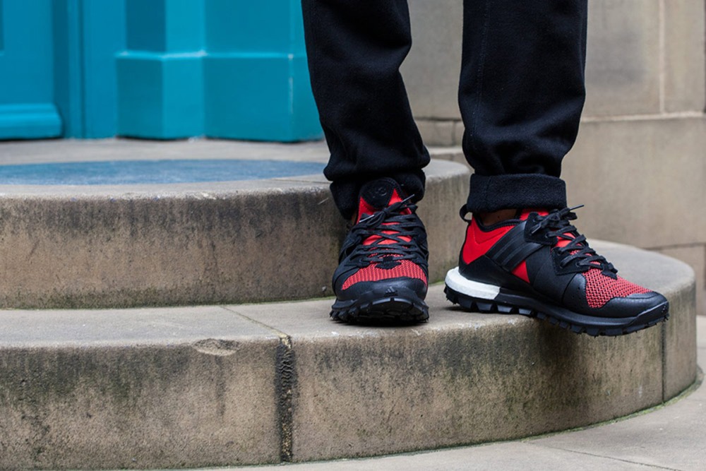 Sneakers zishimwa ko zidasakuza mu gihe uzambaye atambuka